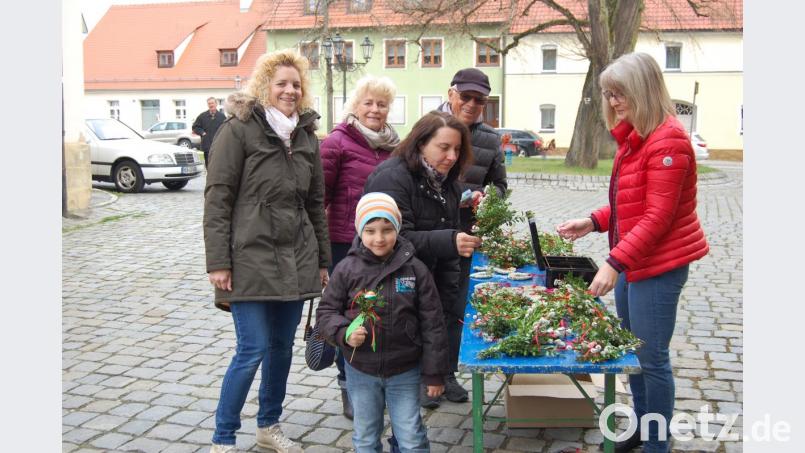 Gerne kauften die Kirchenbesucher Palmsträußchen, mit der sie gleichzeitig ein kleines Werk der Barmherzigkeit taten Bild: az