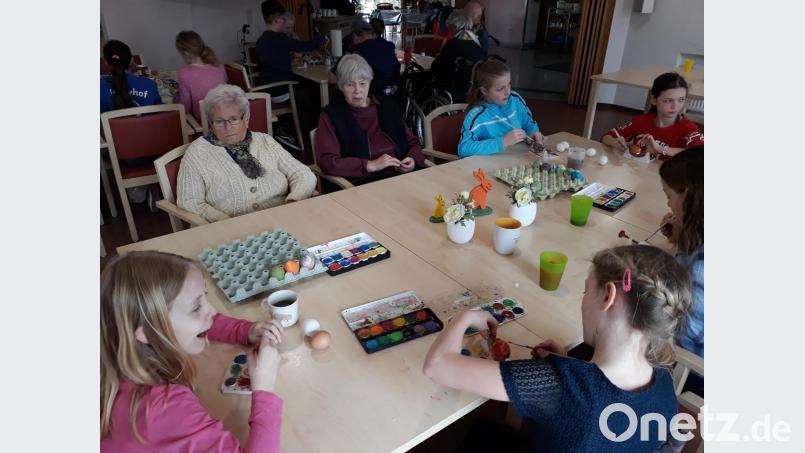 Das Bemalen von Ostereiern bereitet Kindern und Senioren eine große Freude. Bild: fjo