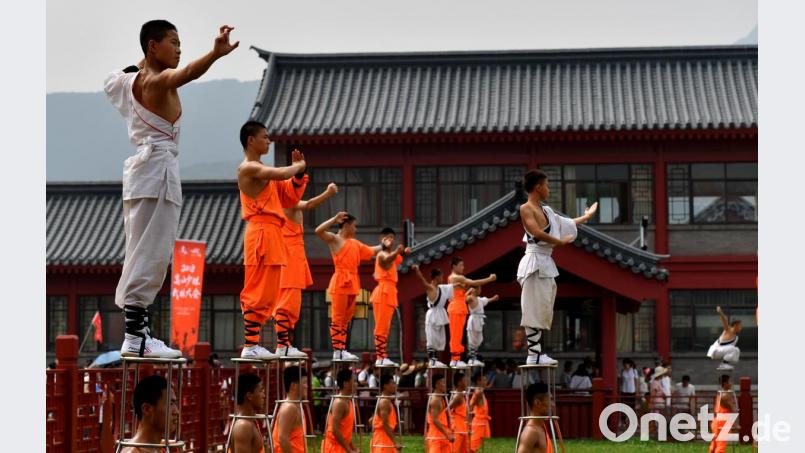 Kampfsportler nehmen vor dem Shaolin-Tempel auf dem Song Shan Berg in China an einer Aufführung teil. Ein solcher Tempel könnte auch in Weiden entstehen, meint eine Neustädterin. Bild: Li Jianan/XinHua/dpa