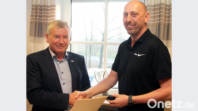 Dankeschön: BLSV-Kreisvorsitzender Ernst Werner (links) überreicht Sportabzeichen-Kreisreferenten Dietmar Wildenauer (rechts) für seine besonderen Verdienste um den Sport die Ehrennadel in Silber mit Gold. Bild: lst