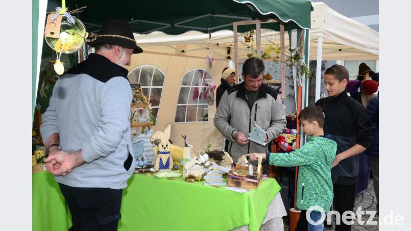 Trotz nicht gerade wärmender Temperaturen zieht der Krammarkt in Luhe seine Gäste an. Bild: bey