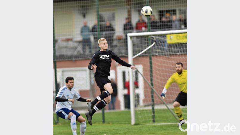 Dimitri Lalenko (DJK) steigt bei einer Flanke zum Kopfball hoch. Aus:
DJK Neustadt – TSV Eslarn 3:3. Bild: Alfred Schwarzmeier
