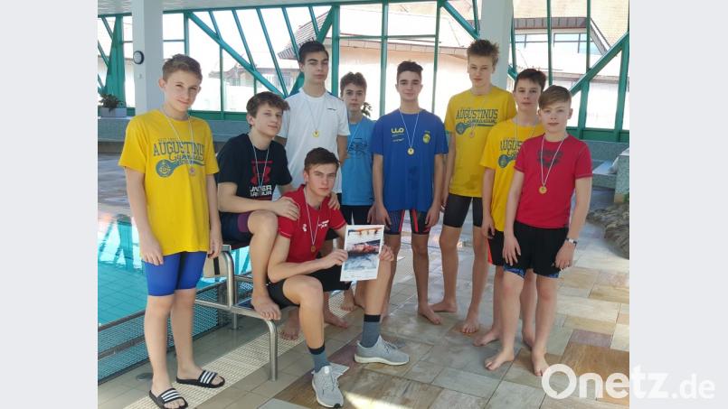 Sportlich, sportlich: Die neun Schüler schwimmen für das Augustinus im Herbst im Bundesfinale. Bild: exb