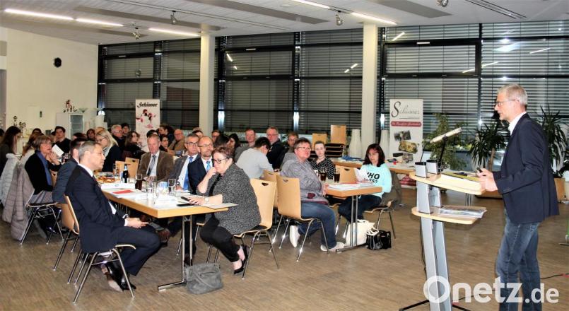 Arno Speiser (stehend) referierte bei der Vollversammlung des Kreisjugendrings Tirschenreuth Bild: stg