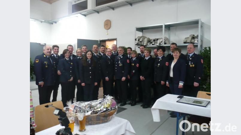 Die gesamte Führungsmannschaft der Feuerwehr Winklarn versammelte sich nach der Wahl für das Foto, um symbolisch ihre Unterstützung für den neuen Vorsitzenden Stefan Pregler (---- von links) zum Ausdruck zu bringen. Für das neue Amt wünschten auch Bürgermeisterin Sonja Meier (Zweite von rechts) und KBI Richard Fleck (links) alles Gute. Bild: amö