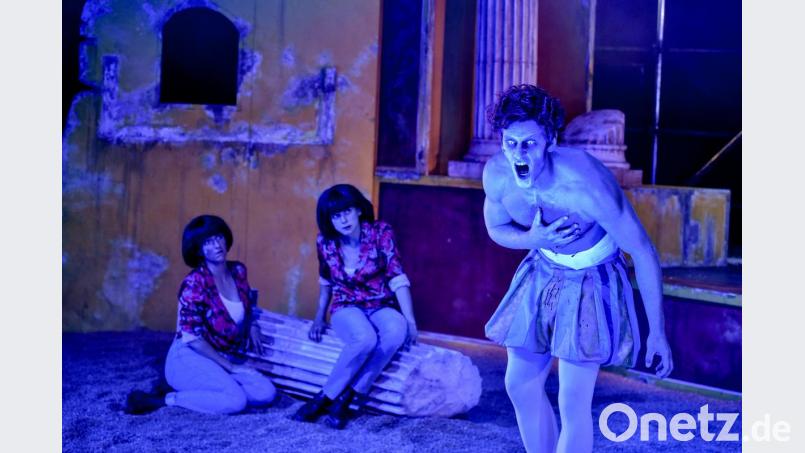 Wie ein Untoter aus Shakespeares Zeit: Pyramus (Jakob Geßner) trauert laut um seine Thisbe. Bild: Arno Declair