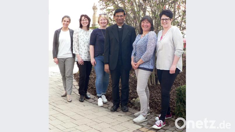 Gutgelaunt startet das neuaufgestellte Seniorenteam der Pfarrei mit den Seniorennachmittagen. Von links Eva-Maria Frohmann, Sonja Schecklmann, Angelika Lindner, Kathrin Graßler und Tanja Seemann. Pfarrer Augustin Lobo (Mitte) freute sich, dass für die Seniorenrunde wieder Damen gefunden wurden. Bild: lep