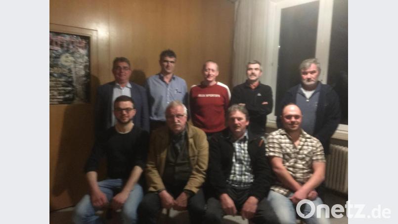 Ein verjüngtes Führungsteam bestimmt nun die Geschicke der Jagdgenossenschaft Thansüß. An der Spitze stehen Heinrich Müller und Stellvertreter Helmut Janner (vorne, Zweiter und Dritter von links). Bild: bk