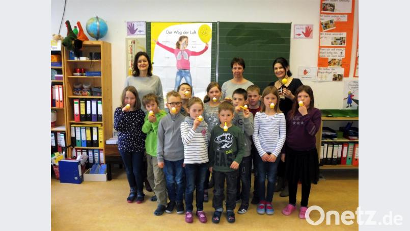 Klassenleiterin Anita Kleeberger, Referentin Jutta Sehm vom Gesundheitsamt Tirschenreuth und Schulleiterin Inge Dick (hinten von links) mit den Kindern der Kombiklasse 1/2. Bild: exb