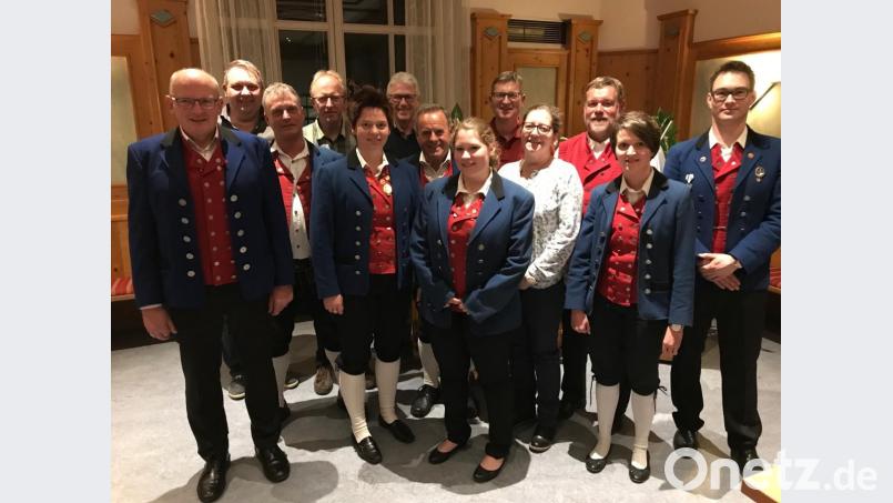 Der Musikverein Freudenberg wählt einen neuen Vorstand (von links): Dirigent Joseph Zweck, Berthold Lächer, Herbert Freitag, Wolfgang Lehnert, Miriam Gebhard, Helmut Stobitzer, Franz Luber, Amelie Sütterlin, Bernhard Rumpler, Eveline Kaa, Stephan Sütterlin, Domenica Rumpler und Vorsitzender Patrick Heller. Bild: exb