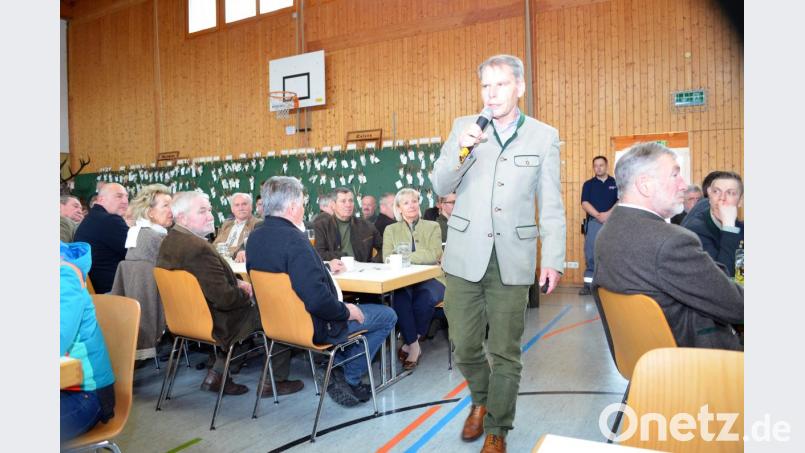 Keine &quot;Märchen vom bösen Wolf&quot; sondern Tatsachen erzählt Forstdirektor Ulrich Maushake. Bild: fz