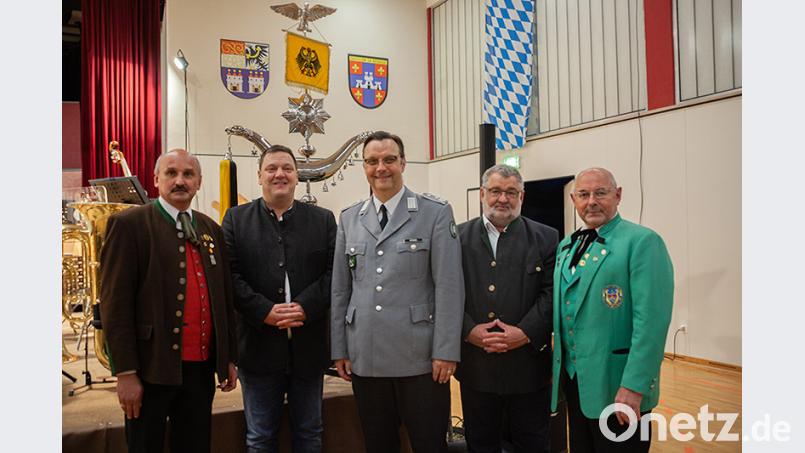 Der Erlös wird den veranstaltenden Kapellen aus Nabburg und Fensterbach für deren Jugendarbeit zur Verfügung gestellt. Zusammen mit den beiden Vorsitzenden Joseph Ferstl (rechts) und Hubert Schleicher (links) bedankten sich auch die Schirmherren des Abends, Bürgermeister Armin Schärtl, Nabburg (Zweiter von rechts) und Bürgermeister Christian Ziegler, Fensterbach, (Zweiter von links) beim Leiter des Gebirgsmusikkorps, Oberstleutnant Karl Kriner (Bildmitte). Bild: bph