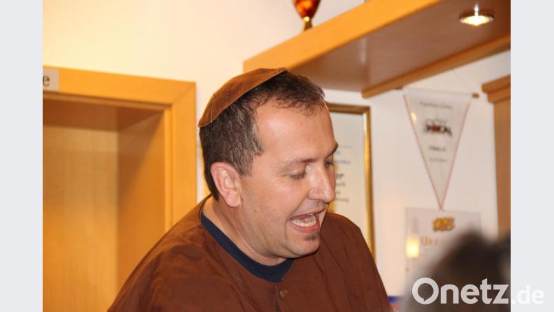 Der Bruder Barnabas alias Heiko Friedl hält beim Bockbierfest der Ehenbachtaler Schützen die Fastenpredigt. Bild: ffl