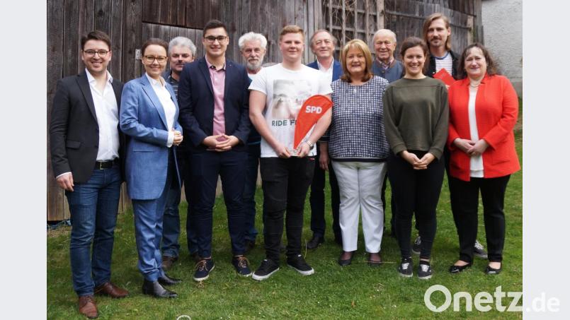 Als Vorsitzender des SPD-Ortsvereins Teunz steht Johannes Kretschmer (Vierter von links) an der Spitze. Zur Gründung gratulieren (von links) Kreisvorsitzender Peter Wein, Ministerin Michelle Müntefering sowie MdB Marianne Schieder (rechts), Altlandrat Hans Schuierer (Vierter von rechts) und Bezirksvorsitzender Franz Schindler (Sechster von rechts). Bild: weu