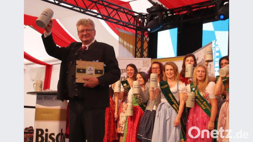 Bischofshof-Brauereidirektor Hermann Goß verabschiedete sich im Kreis früherer Bierhoheiten in den Ruhestand. Bild: Thomas Dobler