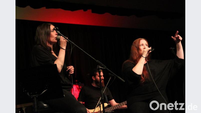 Eine Lederhose lassen die Raith-Schwestern Susanne und Tanja (von links) auspacken und die Erlebnisse ihres Trägers erzählen. Die amüsante Geschichte garnieren sie mit Hits der Flippers und Jodlern. Bild: prh