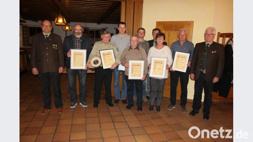 Mit Urkunden wurden langjährige Mitglieder ausgezeichnet. Bild: ral