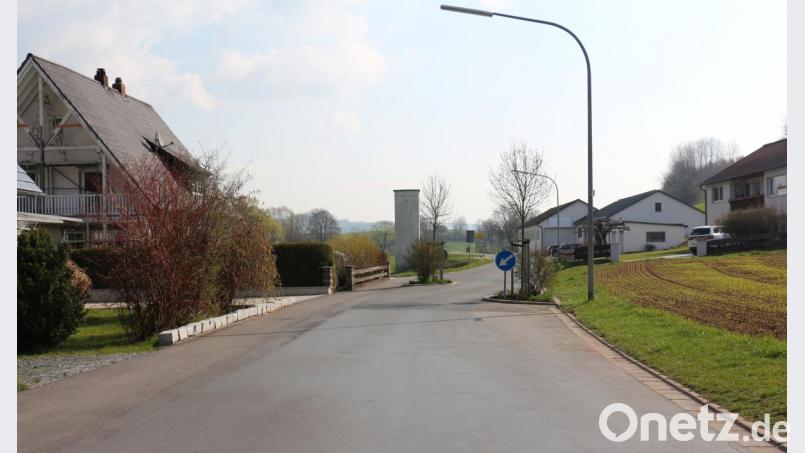 Die Engstelle Richtung Reuth bedeutet für PKW-Fahrer kein Hindernis und wurde divers diskutiert, da Fußgänger und Radfahrer immer wieder in Bedrängnis geraten. Bild: rpp