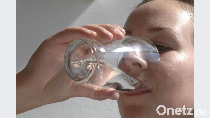 Die letzte Probe gibt Sicherheit: Das Trinkwasser muss nicht mehr abgekocht werden. Bild: Unger