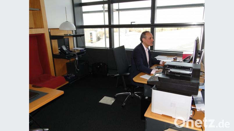 Ismail Ertug in seinem Büro in Straßburg. Bild: esa