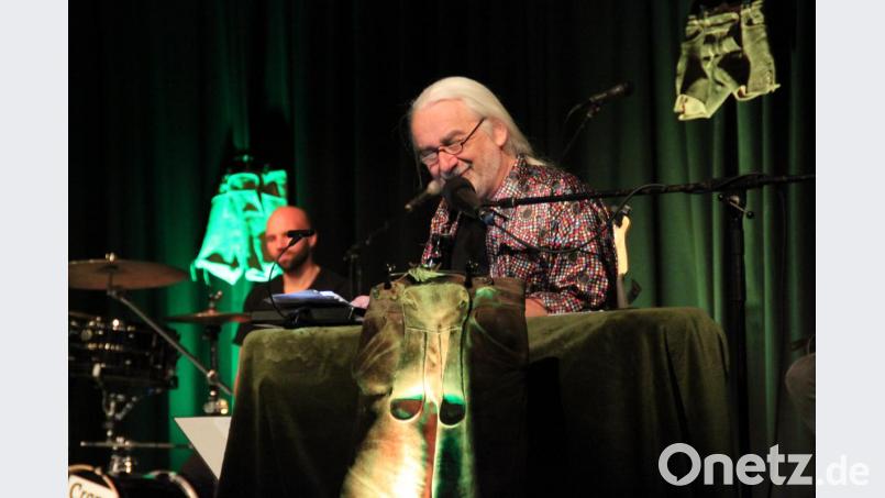 Andi Blaimer spielt Leadgitarre und liest die Geschichte des jungen Trompeters Bene Brandl. Bild: prh