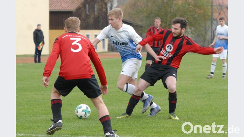 Der Püchersreuther Stefan Plömer (weiß) versucht sich gegen die Thanhausener Lukas Gleißner (rechts) und Christian Sladky durchzusetzen. Nach 90 Minuten gingen die Püchersreuth mit einem 2:1-Sieg vom Platz. Bild: gb