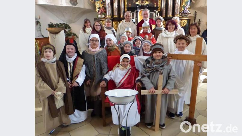 Die Kommunionkinder spielen in der Stadtpfarrkirche Jesus Leidensgeschichte. Die Kleider der Schauspieler nähte Anita Müller. Bild: mng