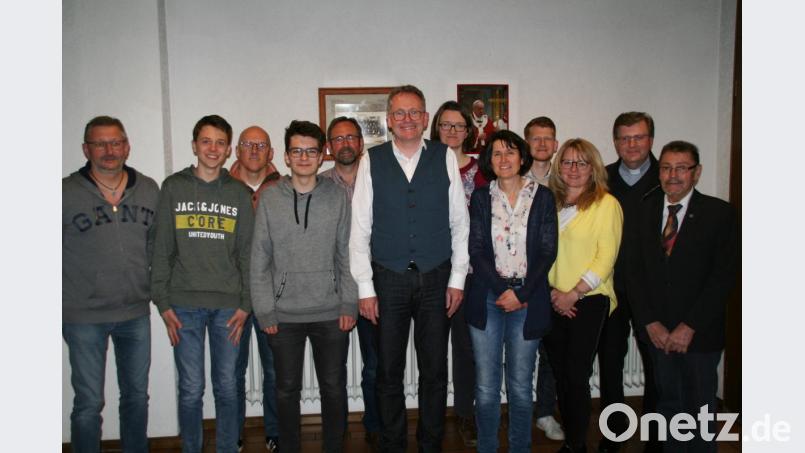Zweiter Bürgermeister Karl Busch (rechts) und Stadtpfarrer Bernd Philipp (Zweiter von rechts) wünschten dem neugewählten Vorstand mit Christian Kastner an der Spitze viel Erfolg in den kommenden drei Jahren. Bild: fpoz