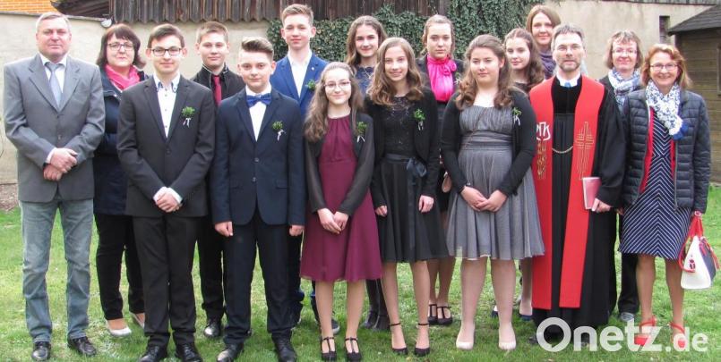 Am Palmsonntag sprach vom Kirchenvorstand Doris Borchardt (rechts) zu den zehn Konfirmanden. Den Gottesdienst feierte Pfarrer Andreas Ruhs (Dritter von rechts). Bild: sei