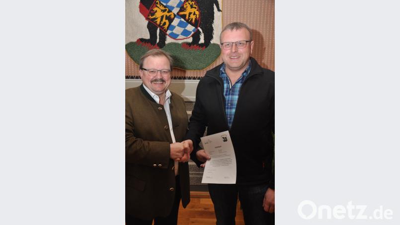 Bei der Stadtratssitzung am Donnerstag konnte Bürgermeister Alfred Stier (links) auch einen neuen Feldgeschworenen vereidigen. Künftig wird Peter Fischer aus Bärnau dieses Amt ausüben. Bild: ws