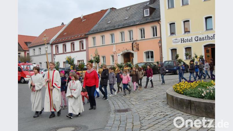 Voran die Erstkommunikanten mit ihren selbst gefertigten Palmbuschen, gefolgt von Pfarrer, Ministranten und vielen Gläubigen. So ging die Palmprozession betend und singend von der Alten Pfarrkirche zur Friedenskirche. Bild: az