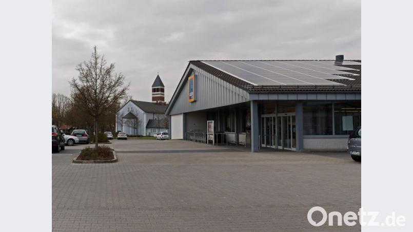 Nach vorne hin soll das Einzelhandelsgeschäft um rund 120 Quadratmeter vergrößert werden, dadurch fallen mehrere Parkplätze weg. Bild: tr