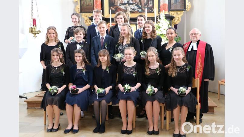 Pfarrer Matthias Ahnert mit der Edelsfelder Konfirmandengruppe des Jahres 2019. Bild: gru