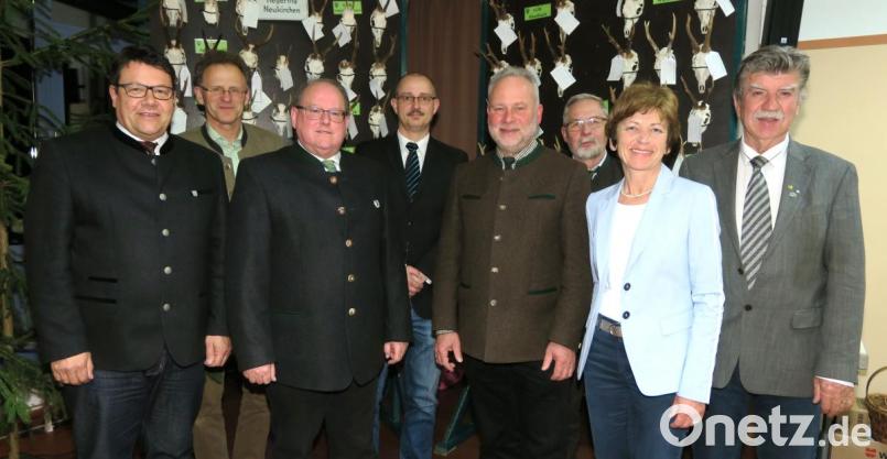Bürgermeister Thomas Falter, Forstdirektor Thomas Verron, Kreisvorsitzender Hans Vornlocher, Christoph Mühlbauer von der Unteren Jagdbehörde, Forstdirektor Alwin Kleber, Jagdberater Günter Hoffmann, zweite Bürgermeisterin Ulrike Roidl und stellvertretender Landrat Jakob Scharf (von links) sprachen bei der Hegeschau der Hegegemeinschaften Wackersdorf und Neukirchen. Bild: Hirsch