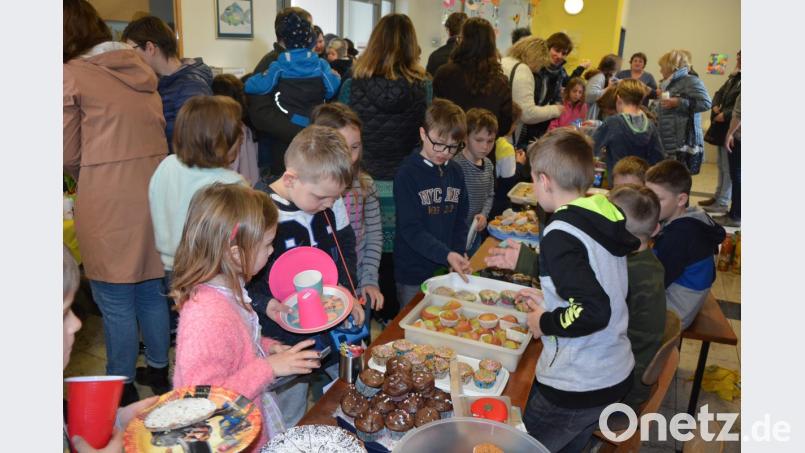 Groß war die Auswahl an Frühstücksleckereien, die die Kinder der vierten Klasse mit Unterstützung von Elternbeirat und weiteren Eltern vorbereitet hatten. Auf Wurst- und Fleischwaren wurde gänzlich verzichtet. Bild: jr