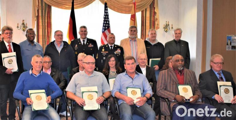 Langjährige Mitarbeiter der US-Armee wurden für ihre 45- und 40-jährige Treue von Kommandeur Oberst Adam J. Boyd (Vierter von links hinten) geehrt. Bild: rgr