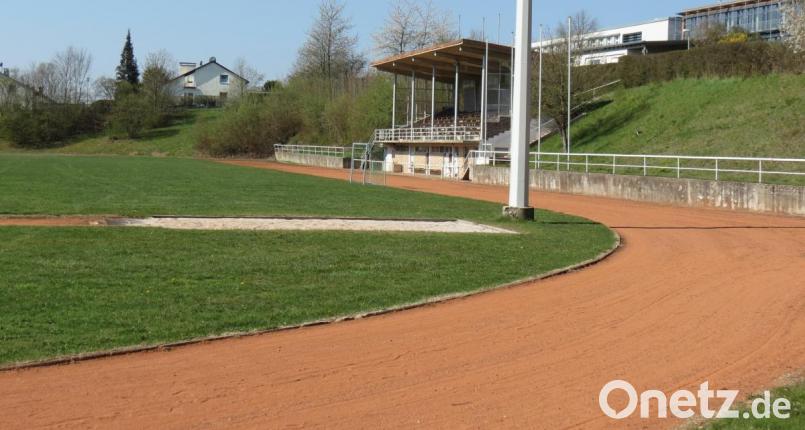 Das im Jahre 1963 errichtete Jahnstadion steht zur Sanierung an. Nach ersten Kostenberechnungen werden dafür etwa zwei Millionen Euro erforderlich sein. Genutzt wird die Anlage überwiegend von der Doktor-Eisenbarth-Schule, dem Ortenburg-Gymnasium und dem Handballverein. Für den schulischen Bereich liegt bereits die Genehmig vor. Bild: kö