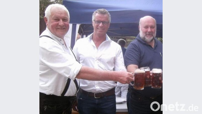 Animiert durch das sensationell erfolgreiche Volksmusikspektakel „dousamma“, das 2017 Tausende Gäste in die Kaolinstadt lockte, kam der NBMB-Kreisvorsitzende Werner Stein (rechts) auf die Idee zu einer Neuauflage des Musikfestes unter dem Motto „Kummt’s eina!“. Unterstützung fand er spontan bei Bürgermeister Hermann Falk (Mitte) und Altbürgermeister Hans Dexler (links), dem Vorsitzenden des Festspielvereins. Bild: u