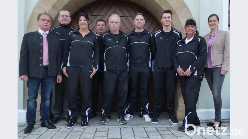 „Durchmarsch“ von der Kreisliga in die Bezirksliga A Nord: Die erste Herrenmannschaft von „Gut Holz 70 Pressath“ bewies in der laufenden Saison Trainings- und Kampfgeist und steigt somit erneut auf. Bürgermeister Werner Walberer (links) und Stadtratsmitglied Susanne Reithmayer (rechts) hießen die Meisterkegler im Sitzungssaal des Dostlerhauses zum Eintrag ins Sportbuch willkommen. Bild: mng