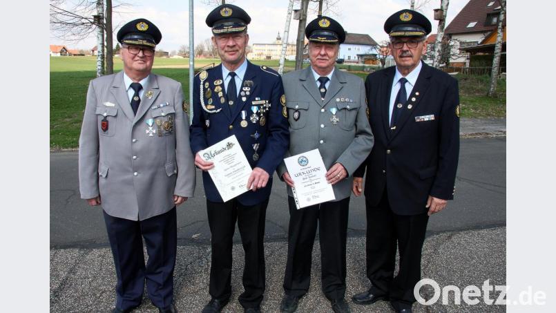 Mit dem Ehrenkreuz am Band in Silber wurde Michael Nagy, mit dem Ehrenkreuz in Gold Anton Hauptmann und mit dem Ehrenkreuz in Bronze Paul Kastner ausgezeichnet. Kreisvorsitzender Josef Hartinger gratulierte (im Bild von links). Bild: wro