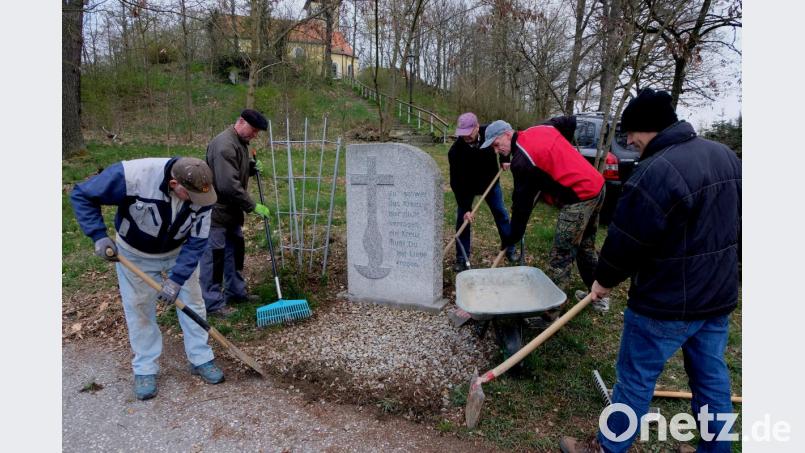 Die Mitglieder des Männervereins bringen die Kreuzwegstationen auf dem Nikolausberg auf Hochglanz. Bild: le