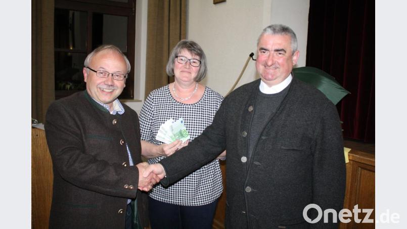 500 Euro für Pfarrer André Kionga-Phanzu übergaben Karl Ruhland und Andrea Fleischer an den Stadtpfarrer. Bild: lg