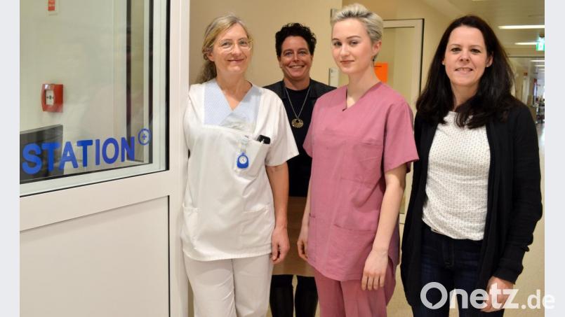 Eine gute Betreuung gehört zu einem für alle Seiten erfolgreichen Freiwilligen sozialen Jahr dazu: Luise Radlbeck (Zweite von rechts) mit der BRK-Bildungsreferentin FSJ, Marion Höhl (rechts), Gesundheits- und Krankenpflegerin Christine Koller (links) und Ariadne Dirmeier vom Sekretariat Pflegedirektion. Bild: exb