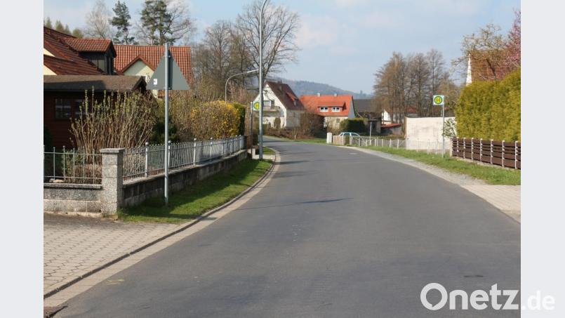 Die Bushaltestelle ist nicht weit von der Reuther Einfahrt nach Löschwitz entfernt. Mit den beiden Schildermasten fällt sie viel zu wenig auf. Eine Gefahr für alle Kinder, die von hier aus zur Schule fahren. Bild: rpp