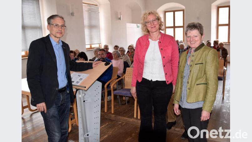 Tipps zum „Alt werden bei guter Gesundheit“ gab Gesundheitsamts-Chef Dr. Roland Brey, hier mit (von rechts) Bettina Hahn, Geschäftsführerin der evangelischen Erwachsenenbildung und Christine Werner, Schmidmühlens Seniorenbeauftragter. Bild: bö