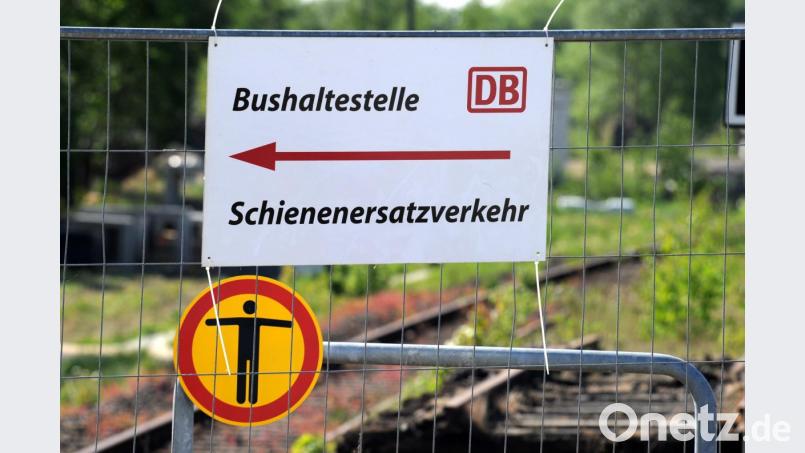 Bei Fahrgästen nicht beliebt, aber bei Gleissanierungen nicht anders machbar: Ab Ostern bis August gibt es zwischen Neukirchen bei Sulzbach-Rosenberg und Vilseck Schienenersatzverkehr. Bild: Carsten Rehder dpa/lno