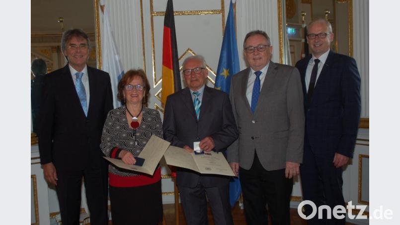 Hildegund und Friedrich Eck (Mitte) erhielten die Auszeichnung aus den Händen von Regierungspräsident Axel Bartelt (links). Hahnbachs Bürgermeister Bernhard Lindner (von rechts) und stellvertretender Landrat Hans Kummert gratulierten. Bild: gib
