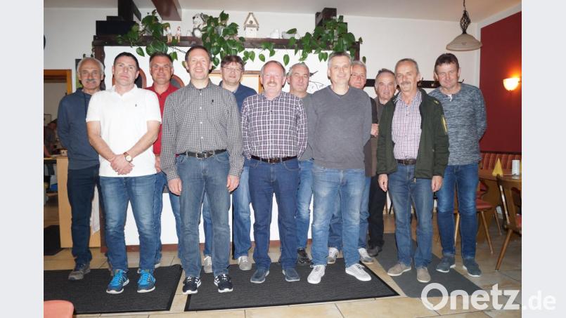 Josef Pretzl (Vierter von links) bleibt an der Spitze der Siedlergemeinschaft Gleiritsch. Ihm und dem neugewählten Vorstandsteam gratulierte Bürgermeister Hubert Zwack (Zweiter von rechts). Bild: sgs