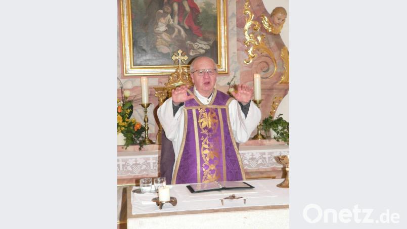 Pfarrer Helmut Süß spendete beim Einkehrtag den Segen und ging in seinem Vortrag auf das Thema "Osterbeichte" ein. Bild: nid