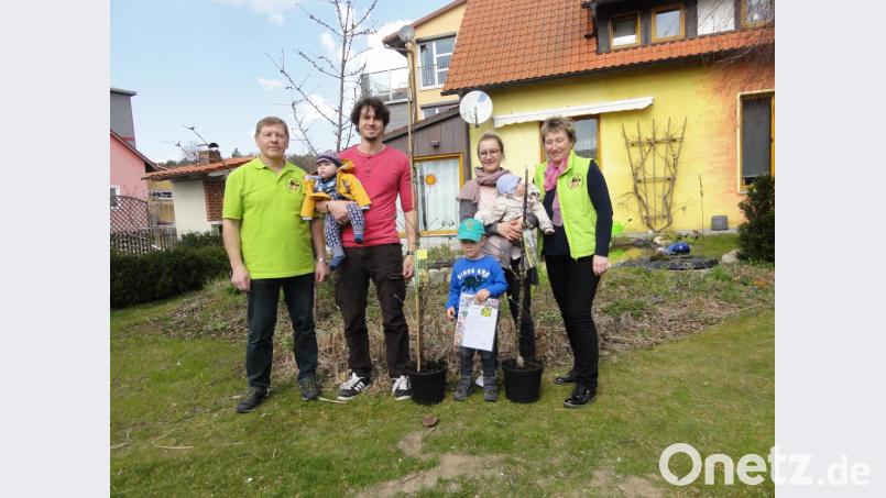 Das Ehepaar Roder freute sich mit den Zwillingen Lies und Jon, sowie dem älteren Sohn Quinn über die beiden Stammbäume von denen sie hoffentlich schon bald ernten können. Um den Nachwuchs ist es beim Speinsharter Gartenbauverein gut bestellt. Zum ersten Mal in der Vereinsgeschichte konnten die beiden Vereinsvorsitzenden Josef Höllerl und Christine Walter Stammbäume an ein Zwillingspaar überreichen. Bild: jhö